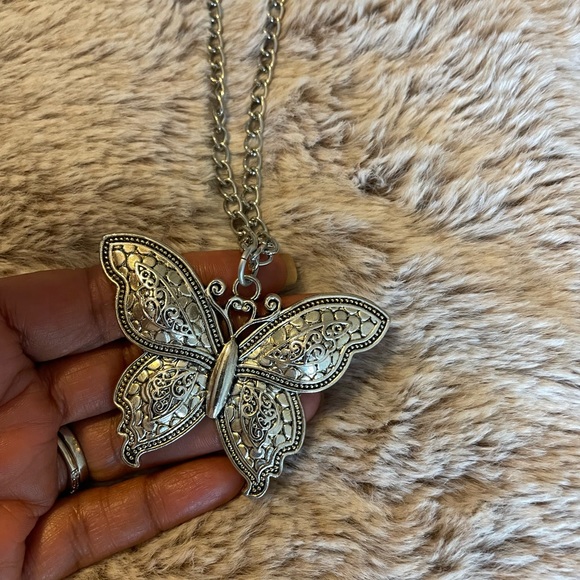 Cute silver butterfly necklace. In excellent shape - Picture 5 of 5